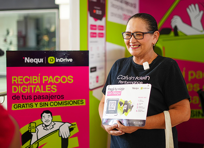 Conductora sonriendo mostrando el kit de bienvenida de Nequi e inDrive