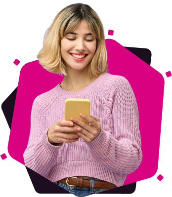 Mujer joven sonriendo mientras usa su celular para hacer una transferencia